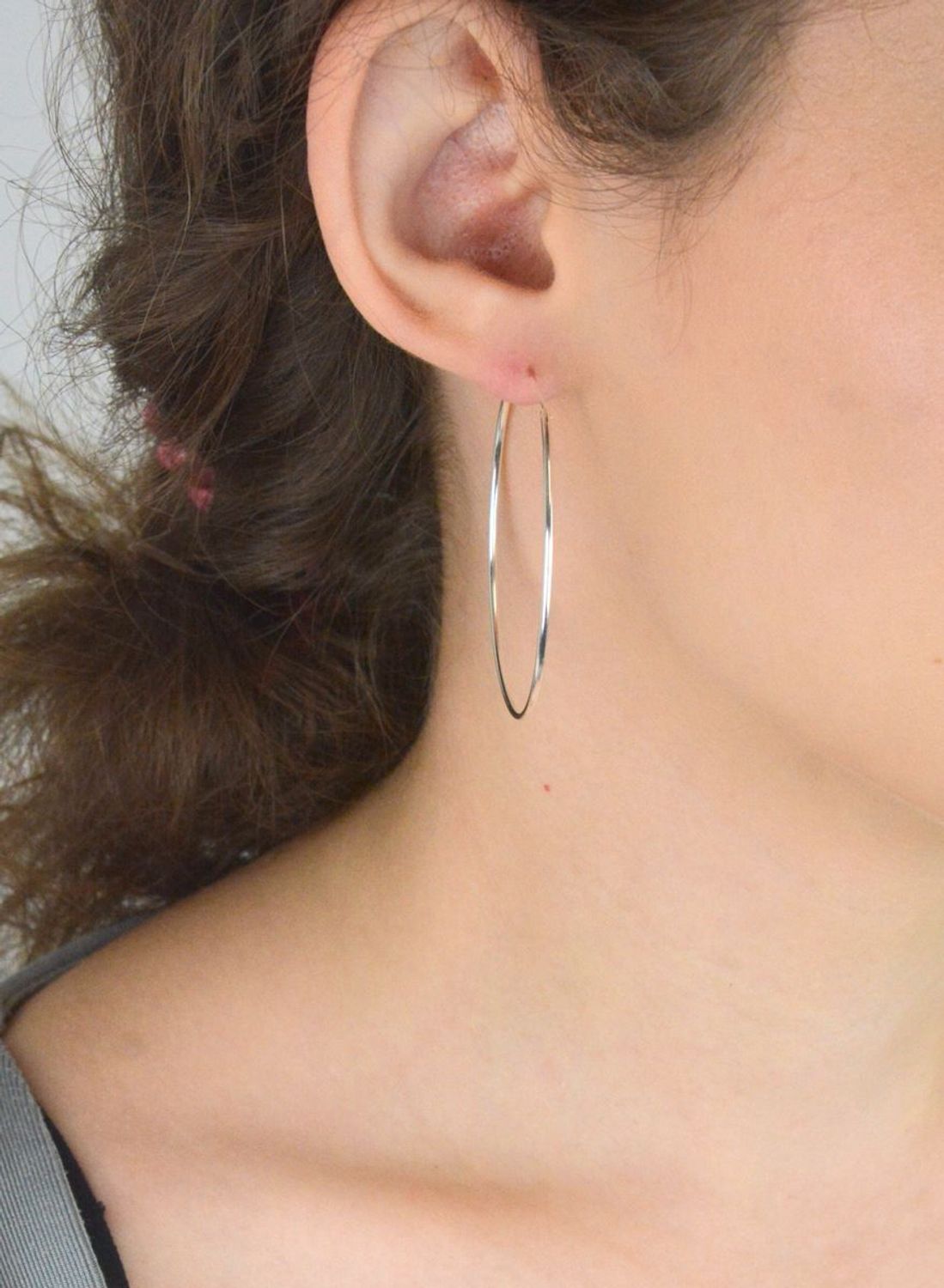 Klasyczne srebrne kolczyki 925 – gładkie koła z zapięciem szarnir. Długość 5 cm, waga 2,00 g. Minimalistyczna elegancja na co dzień i na wieczór.1.jpg