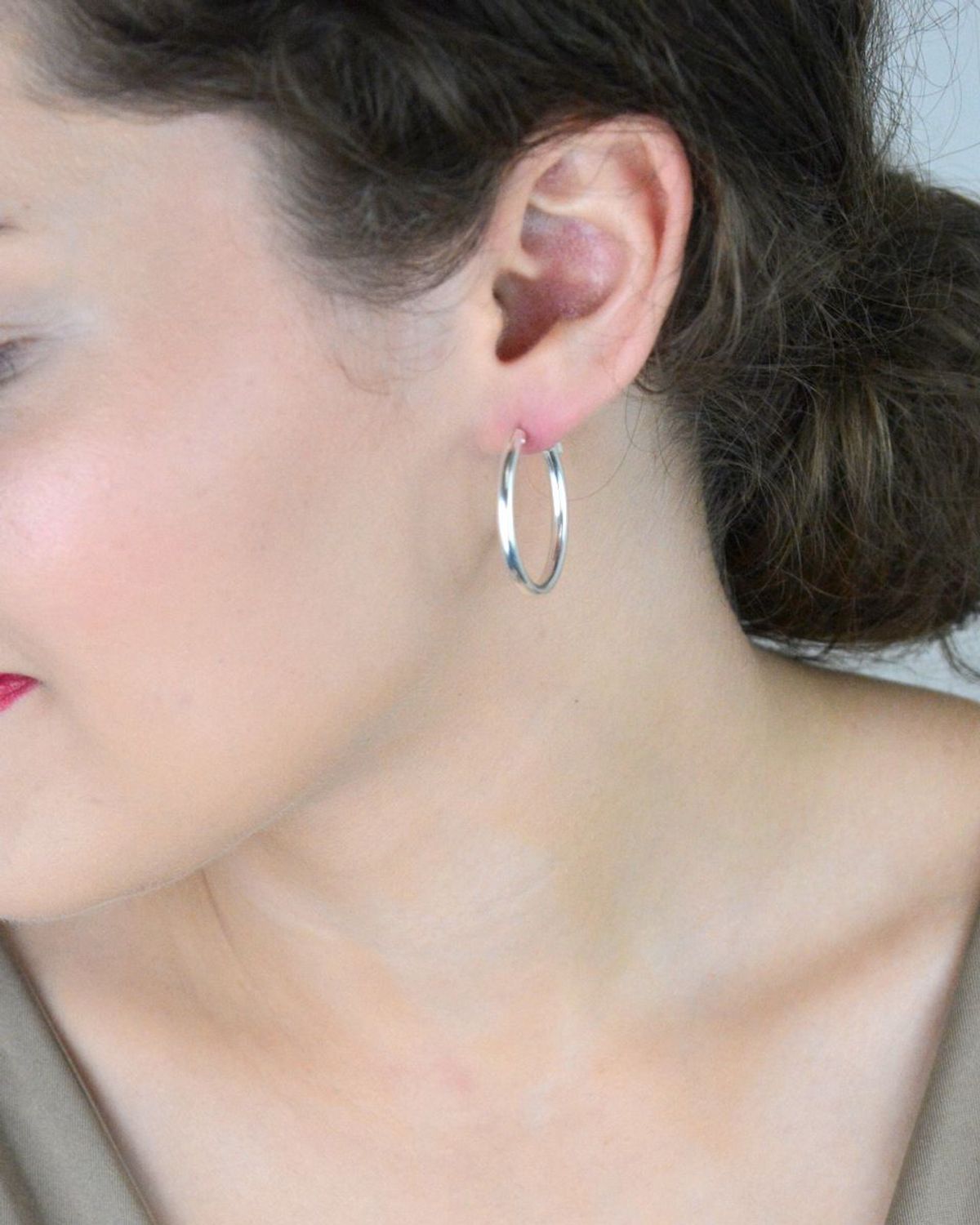 Kolczyki srebrne DIA-KLC-13226-925 – klasyczne gładkie koła o długości 2,8 cm i szerokości 3 mm. Waga 4,30 g. Wykonane ze srebra próby 925. Zapięcie szarnir – trwałe i wygodne. 1.jpg