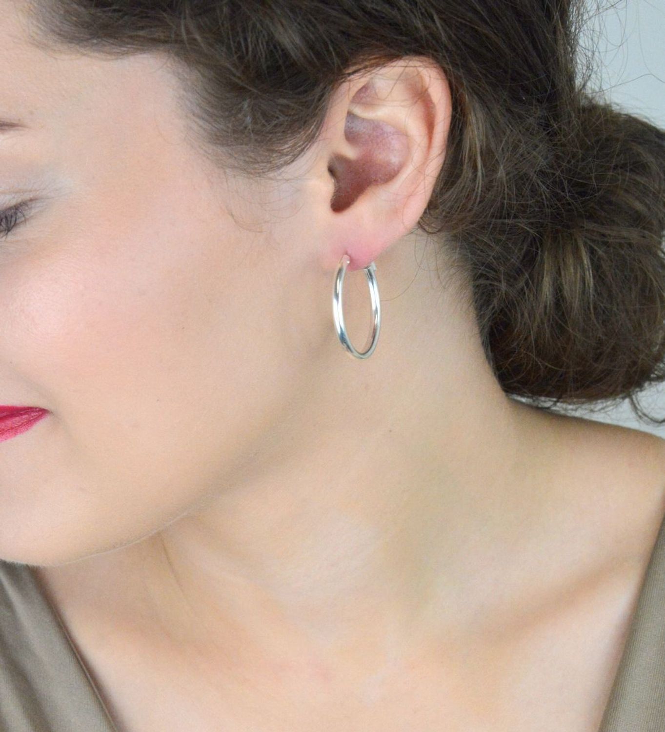 Kolczyki srebrne DIA-KLC-13226-925 – klasyczne gładkie koła o długości 2,8 cm i szerokości 3 mm. Waga 4,30 g. Wykonane ze srebra próby 925. Zapięcie szarnir – trwałe i wygodne. 1.jpg