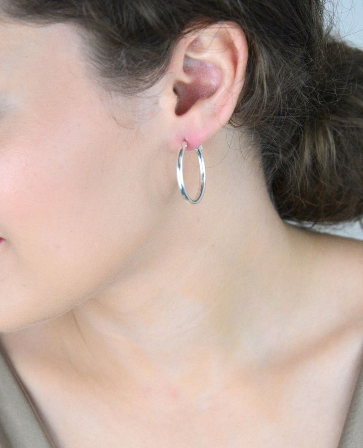 Kolczyki srebrne DIA-KLC-13226-925 – klasyczne gładkie koła o długości 2,8 cm i szerokości 3 mm. Waga 4,30 g. Wykonane ze srebra próby 925. Zapięcie szarnir – trwałe i wygodne. 1.jpg