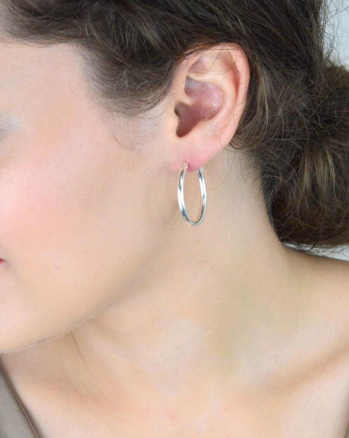 Kolczyki srebrne DIA-KLC-13226-925 – klasyczne gładkie koła o długości 2,8 cm i szerokości 3 mm. Waga 4,30 g. Wykonane ze srebra próby 925. Zapięcie szarnir – trwałe i wygodne. 1.jpg