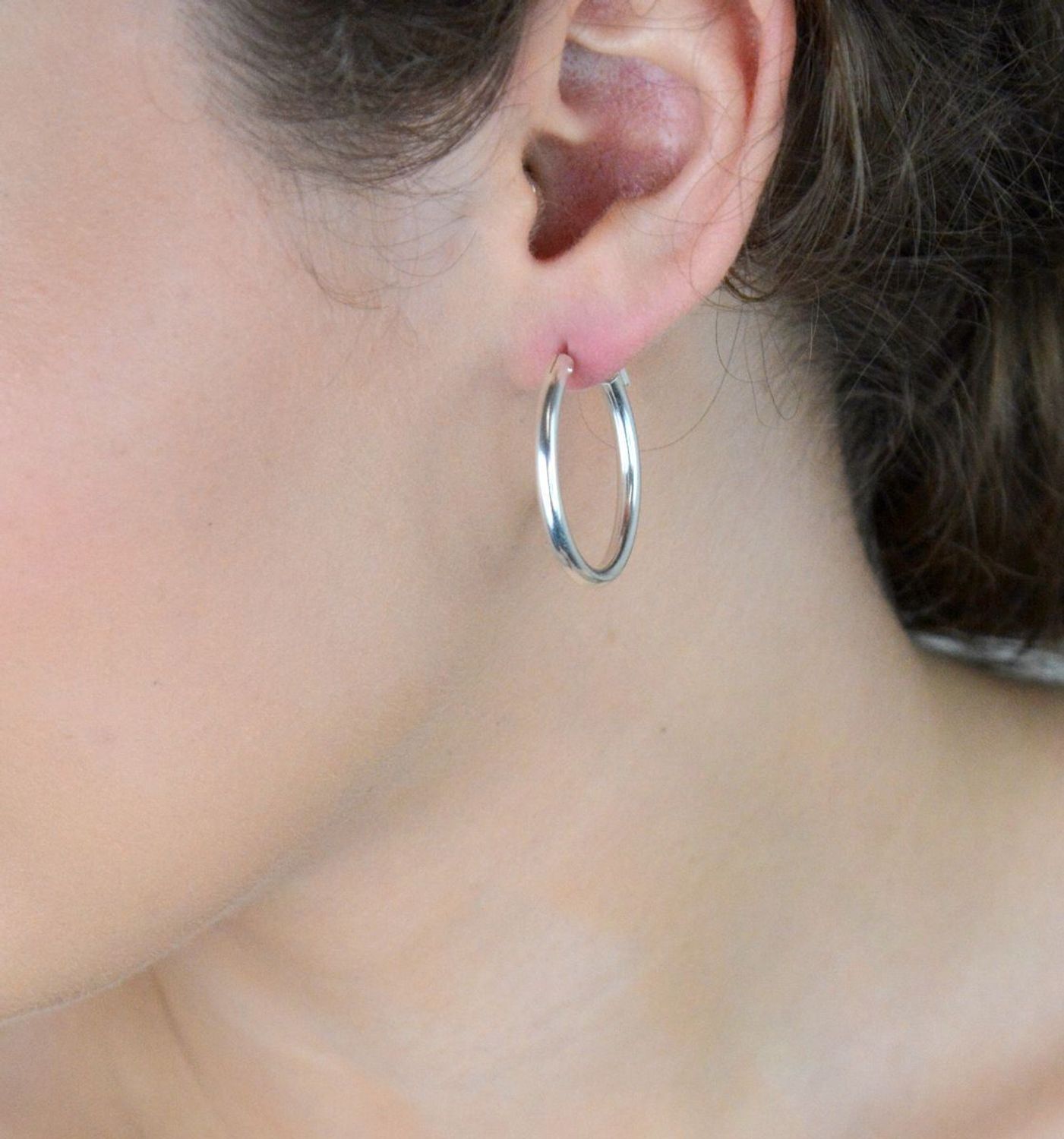 Kolczyki srebrne DIA-KLC-13226-925 – klasyczne gładkie koła o długości 2,8 cm i szerokości 3 mm. Waga 4,30 g. Wykonane ze srebra próby 925. Zapięcie szarnir – trwałe i wygodne. 1.jpg