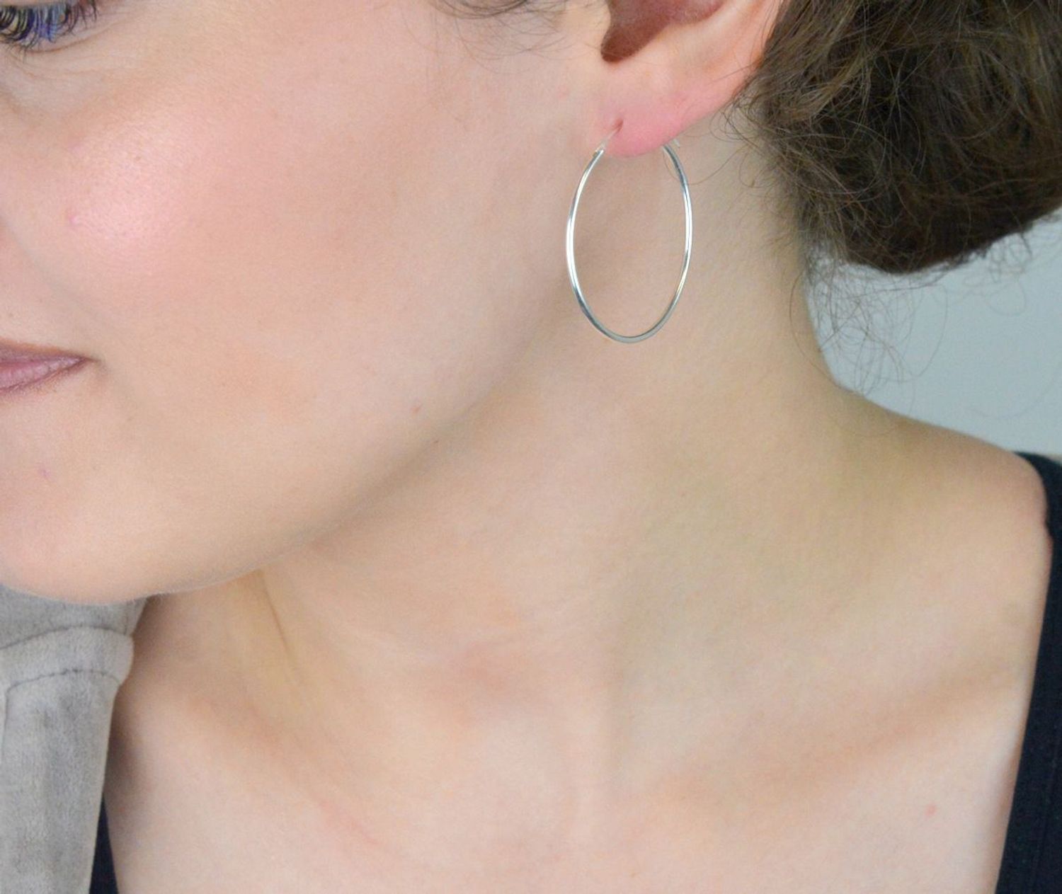 Kolczyki srebrne DIA-KLC-13227-925 – klasyczne koła ze srebra próby 925. Długość 3,3 cm, obwód 9,5 cm, szerokość 1 mm. Zapięcie szarnir. Lekkie, wygodne i ponadczasowe.1.jpg