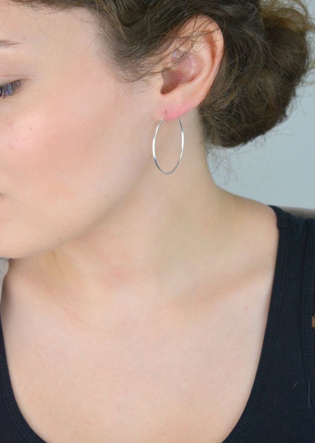 Kolczyki srebrne DIA-KLC-13227-925 – klasyczne koła ze srebra próby 925. Długość 3,3 cm, obwód 9,5 cm, szerokość 1 mm. Zapięcie szarnir. Lekkie, wygodne i ponadczasowe.1.jpg