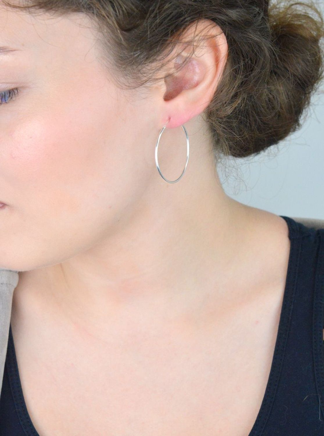 Kolczyki srebrne DIA-KLC-13227-925 – klasyczne koła ze srebra próby 925. Długość 3,3 cm, obwód 9,5 cm, szerokość 1 mm. Zapięcie szarnir. Lekkie, wygodne i ponadczasowe.1.jpg