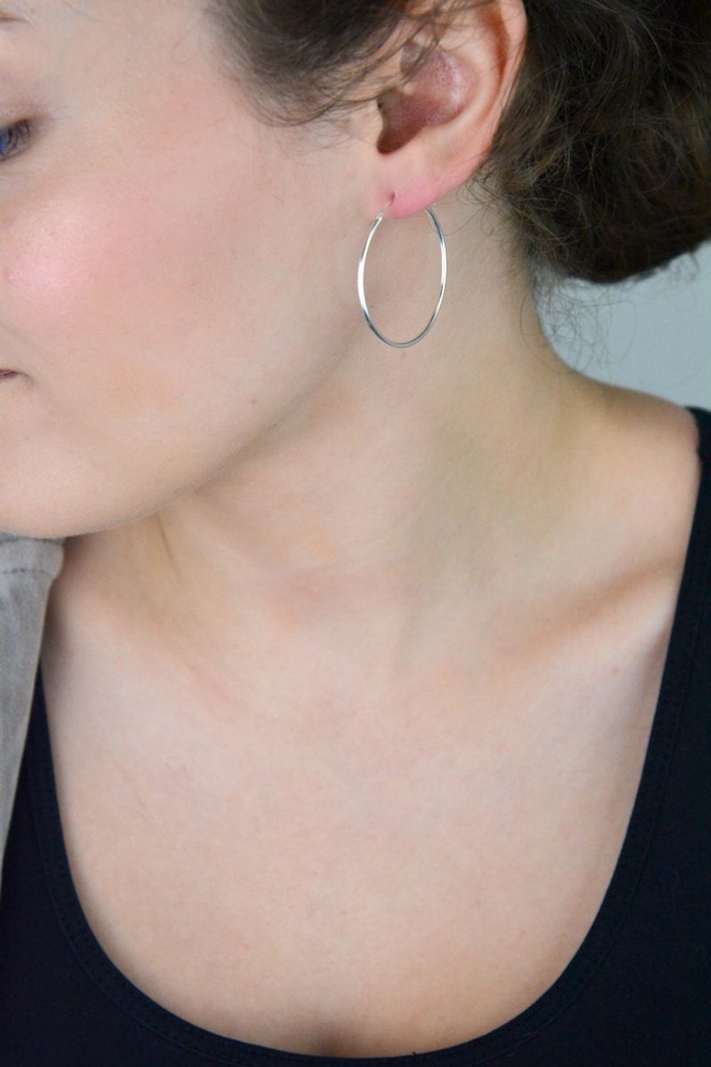 Kolczyki srebrne DIA-KLC-13227-925 – klasyczne koła ze srebra próby 925. Długość 3,3 cm, obwód 9,5 cm, szerokość 1 mm. Zapięcie szarnir. Lekkie, wygodne i ponadczasowe.1.jpg