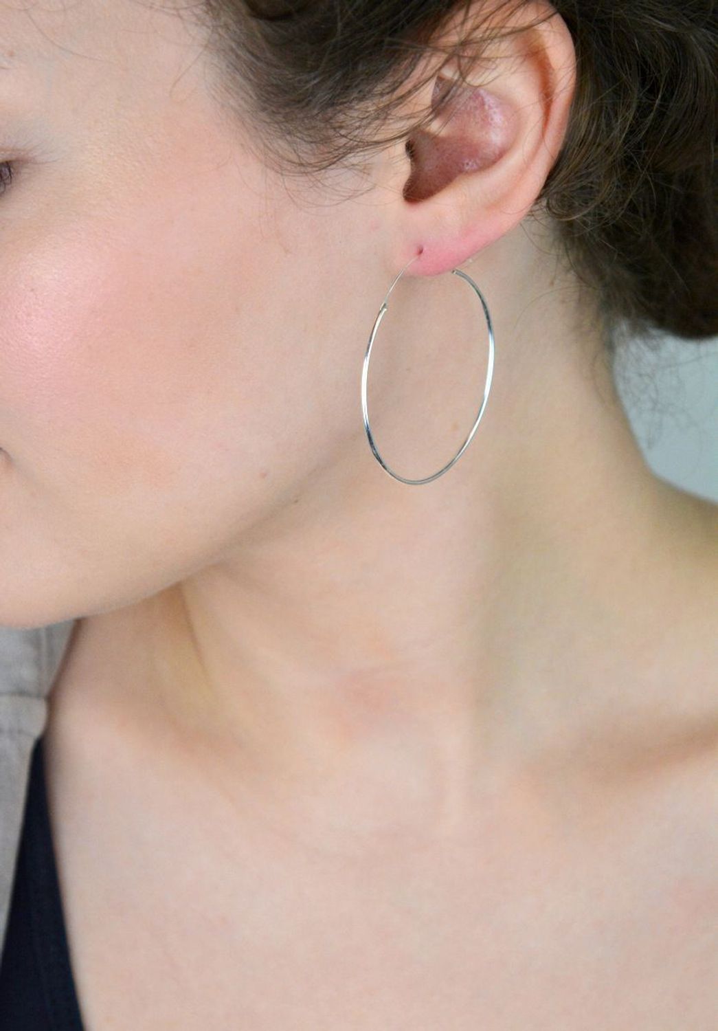 Kolczyki damskie DIA-KLC-13228-925 – srebrne koła próby 925, długość 4,3 cm, obwód 13 cm, szerokość 1 mm. Zapięcie szarnir, klasyczny design i lekkość na co dzień.1.jpg