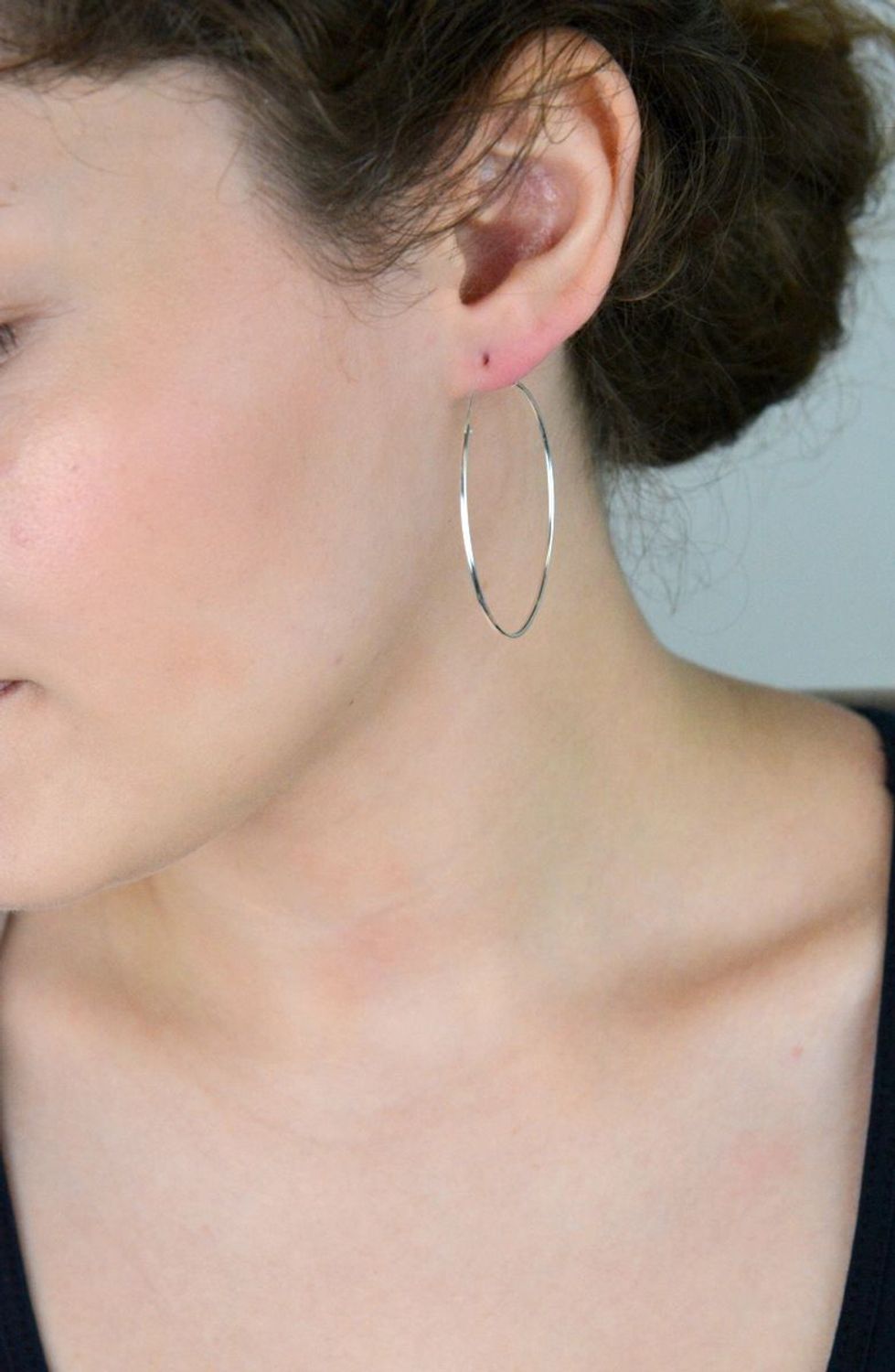 Kolczyki damskie DIA-KLC-13228-925 – srebrne koła próby 925, długość 4,3 cm, obwód 13 cm, szerokość 1 mm. Zapięcie szarnir, klasyczny design i lekkość na co dzień.1.jpg