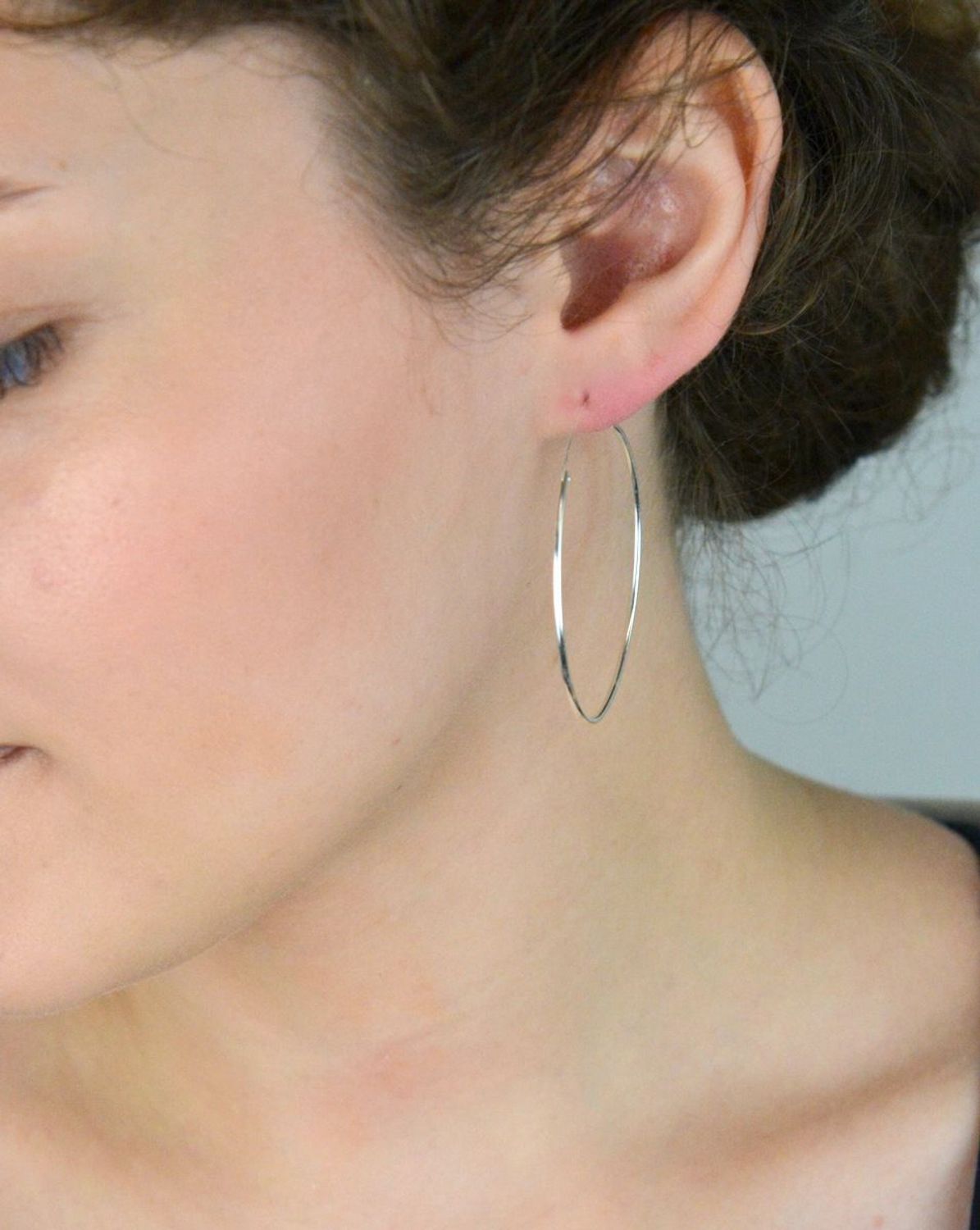 Kolczyki damskie DIA-KLC-13228-925 – srebrne koła próby 925, długość 4,3 cm, obwód 13 cm, szerokość 1 mm. Zapięcie szarnir, klasyczny design i lekkość na co dzień.1.jpg