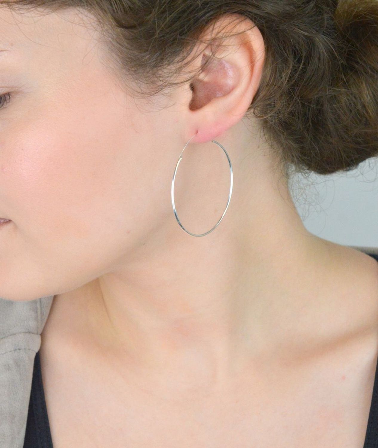 Kolczyki damskie DIA-KLC-13228-925 – srebrne koła próby 925, długość 4,3 cm, obwód 13 cm, szerokość 1 mm. Zapięcie szarnir, klasyczny design i lekkość na co dzień.1.jpg