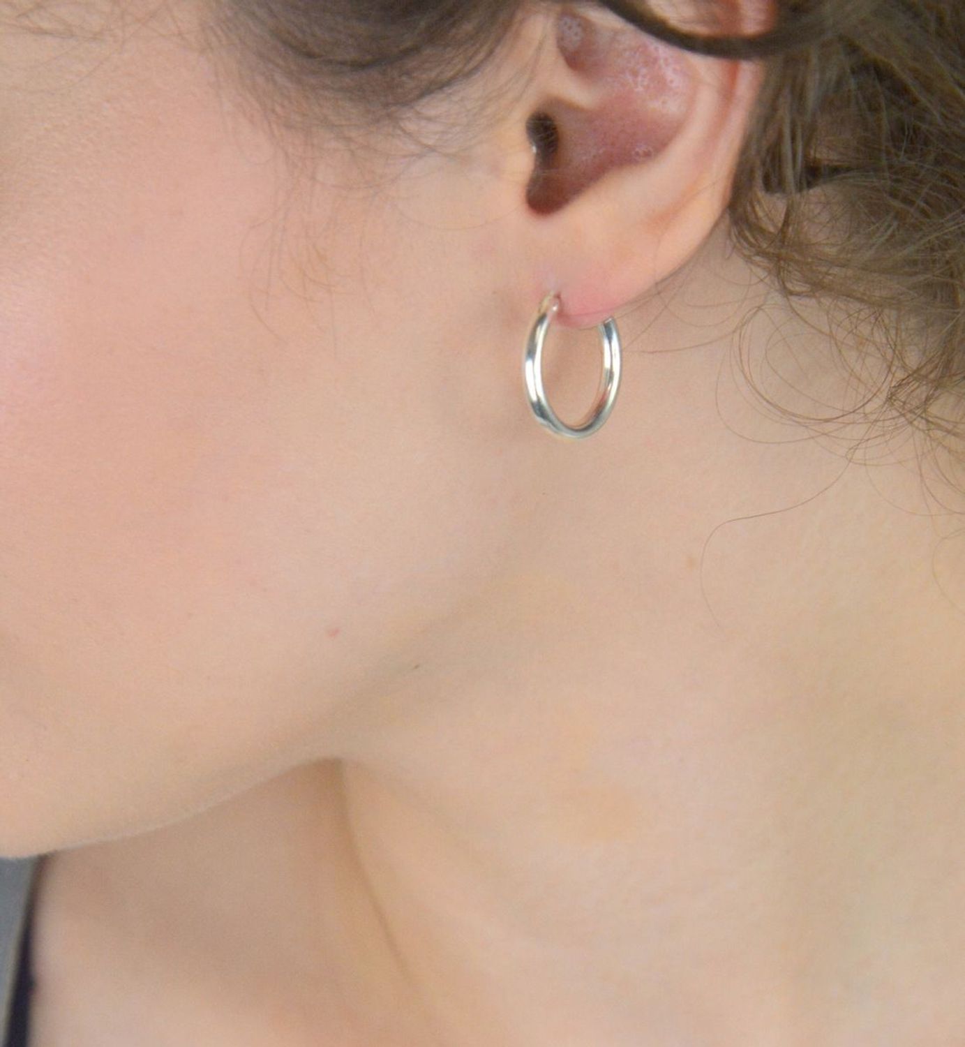 Stylowe srebrne kolczyki 925 w formie gładkich kółek z wygodnym zapięciem szarnir. Waga 2,30g, długość 2,4 cm. Uniwersalne i eleganckie.1.jpg