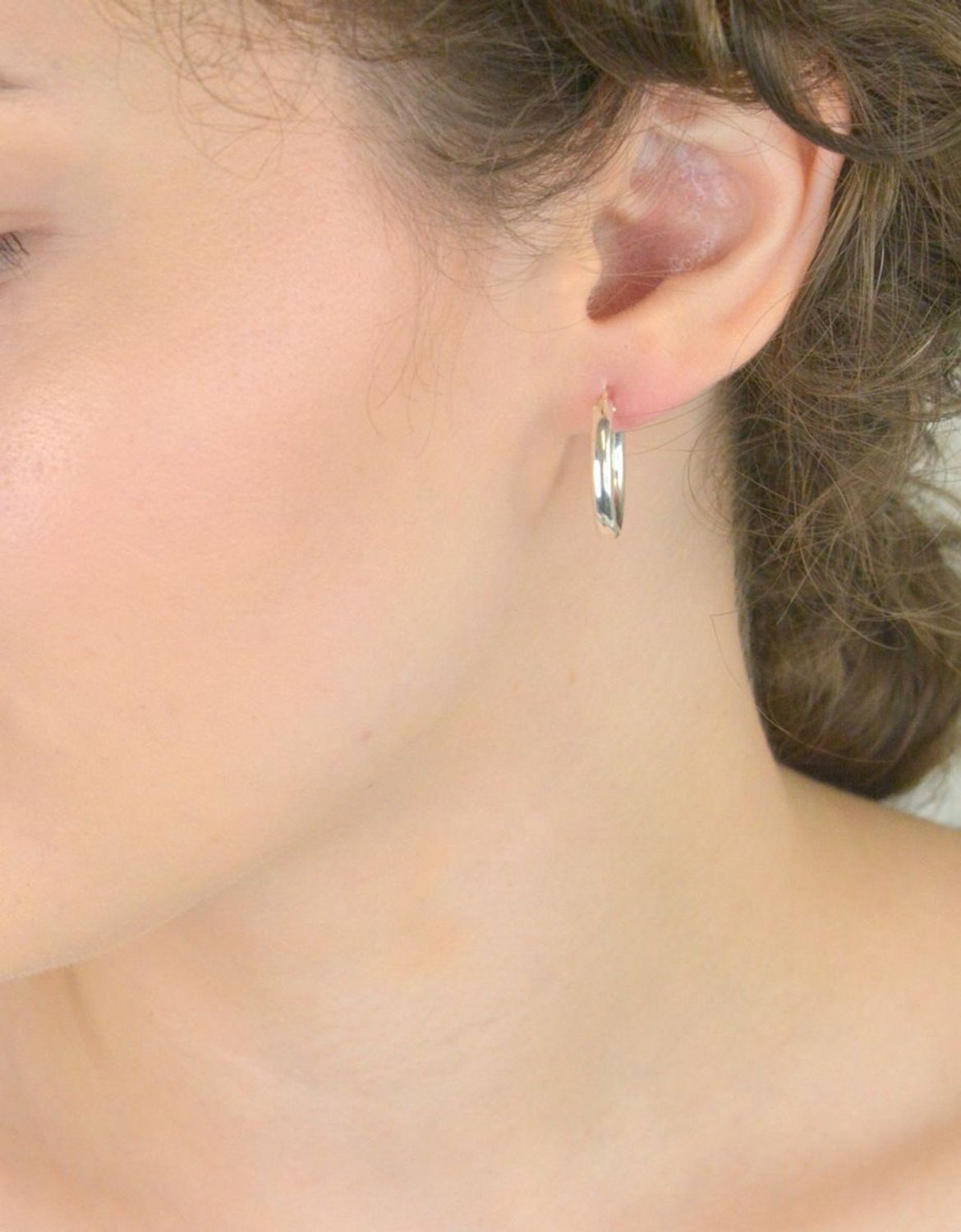 Stylowe srebrne kolczyki 925 w formie gładkich kółek z wygodnym zapięciem szarnir. Waga 2,30g, długość 2,4 cm. Uniwersalne i eleganckie.1.jpg