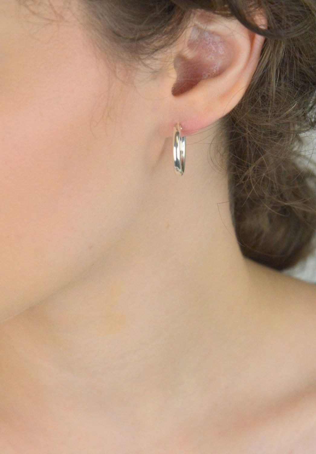 Stylowe srebrne kolczyki 925 w formie gładkich kółek z wygodnym zapięciem szarnir. Waga 2,30g, długość 2,4 cm. Uniwersalne i eleganckie.1.jpg