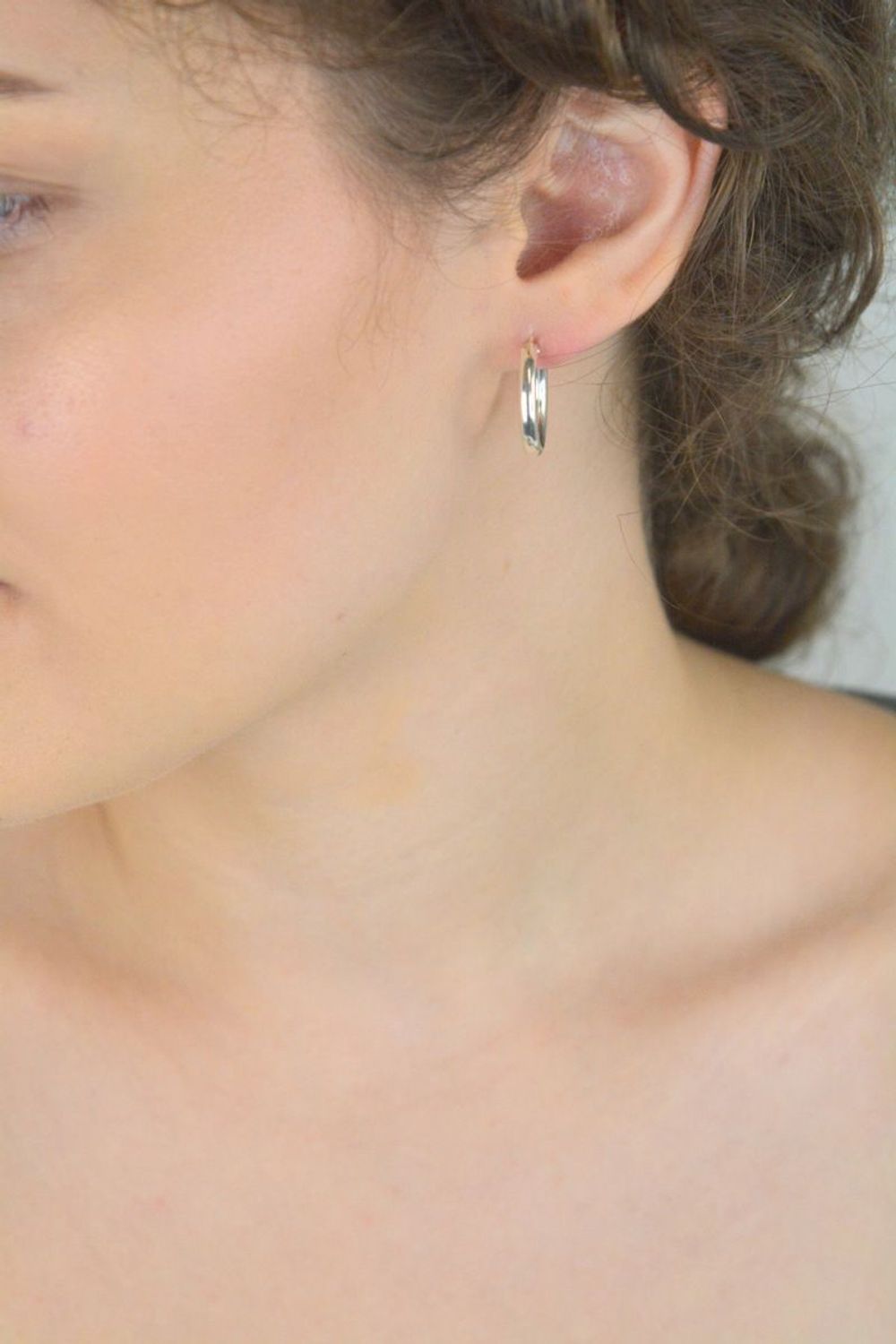 Stylowe srebrne kolczyki 925 w formie gładkich kółek z wygodnym zapięciem szarnir. Waga 2,30g, długość 2,4 cm. Uniwersalne i eleganckie.1.jpg