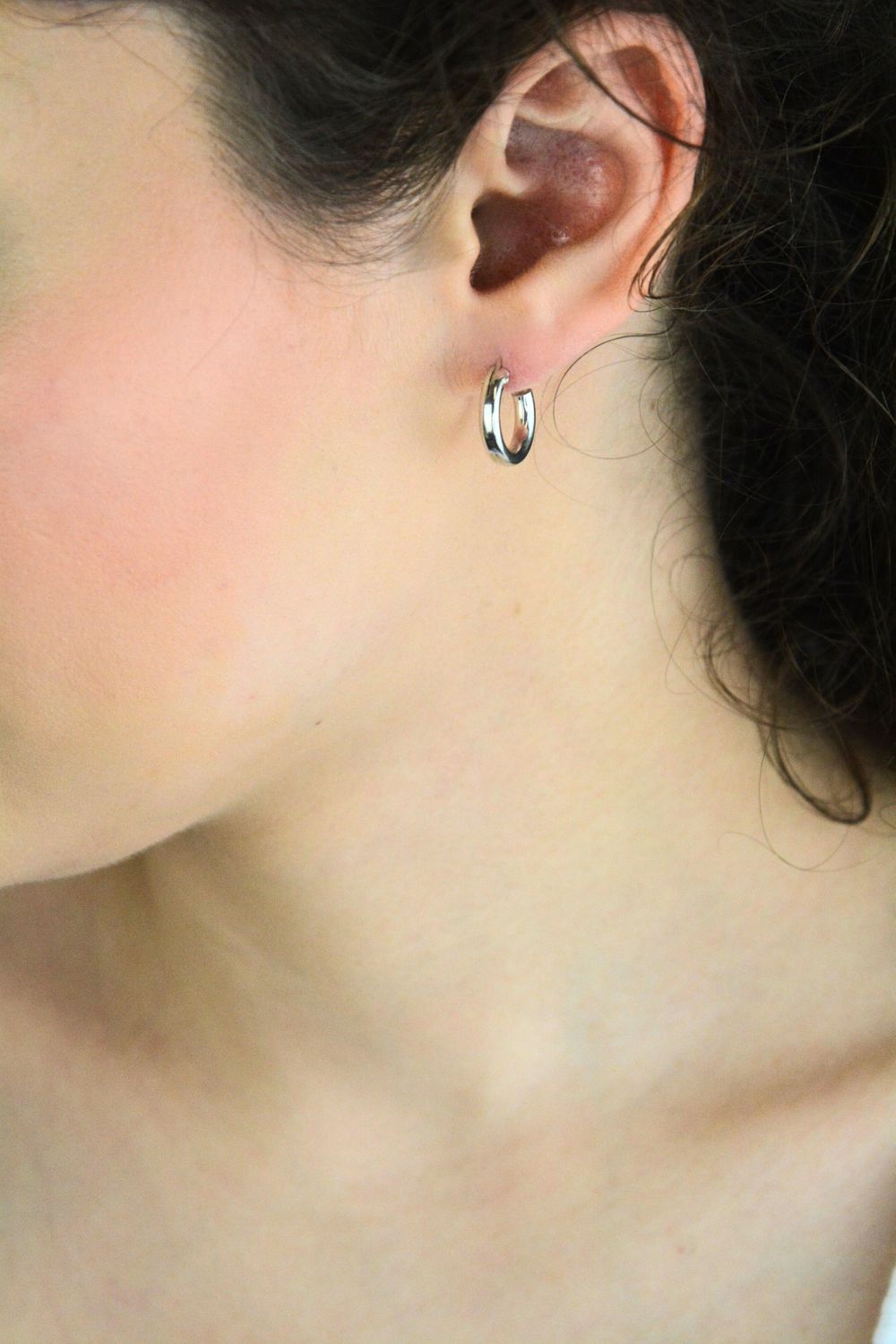 Eleganckie srebrne kolczyki damskie DIA-KLC-13230-925 w kształcie gładkich kółeczek. Długość 1,5 cm, zapięcie szarnir, lekkie i uniwersalne, idealne na co dzień i na prezent.1.jpg