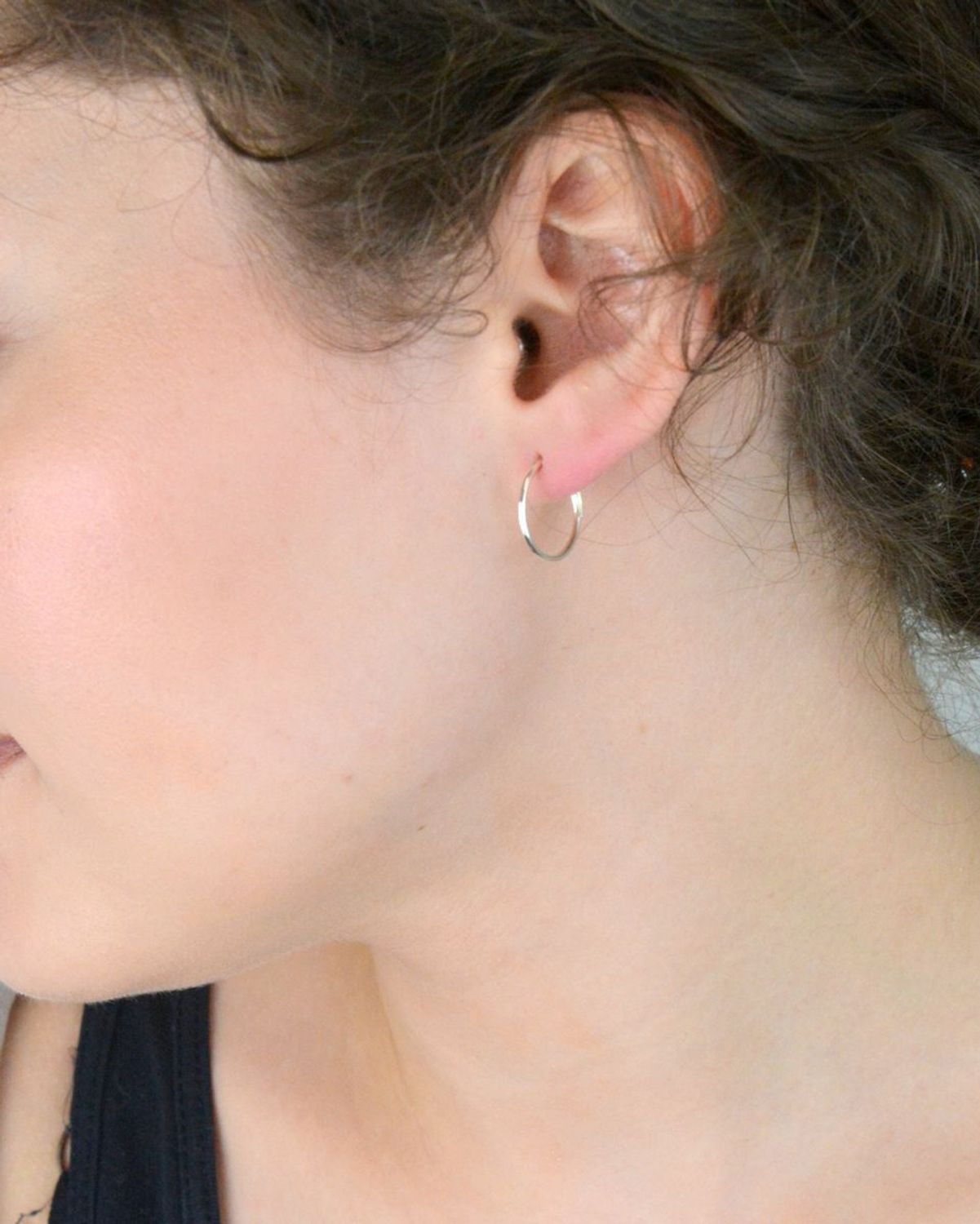 Delikatne kolczyki srebrne 925 w formie gładkich kółek z zapięciem szarnir. Model DIA-KLC-13232-925, długość 1,5 cm, szerokość 1 mm, waga 0,50 g. Minimalizm i komfort na co dzień.1.jpg