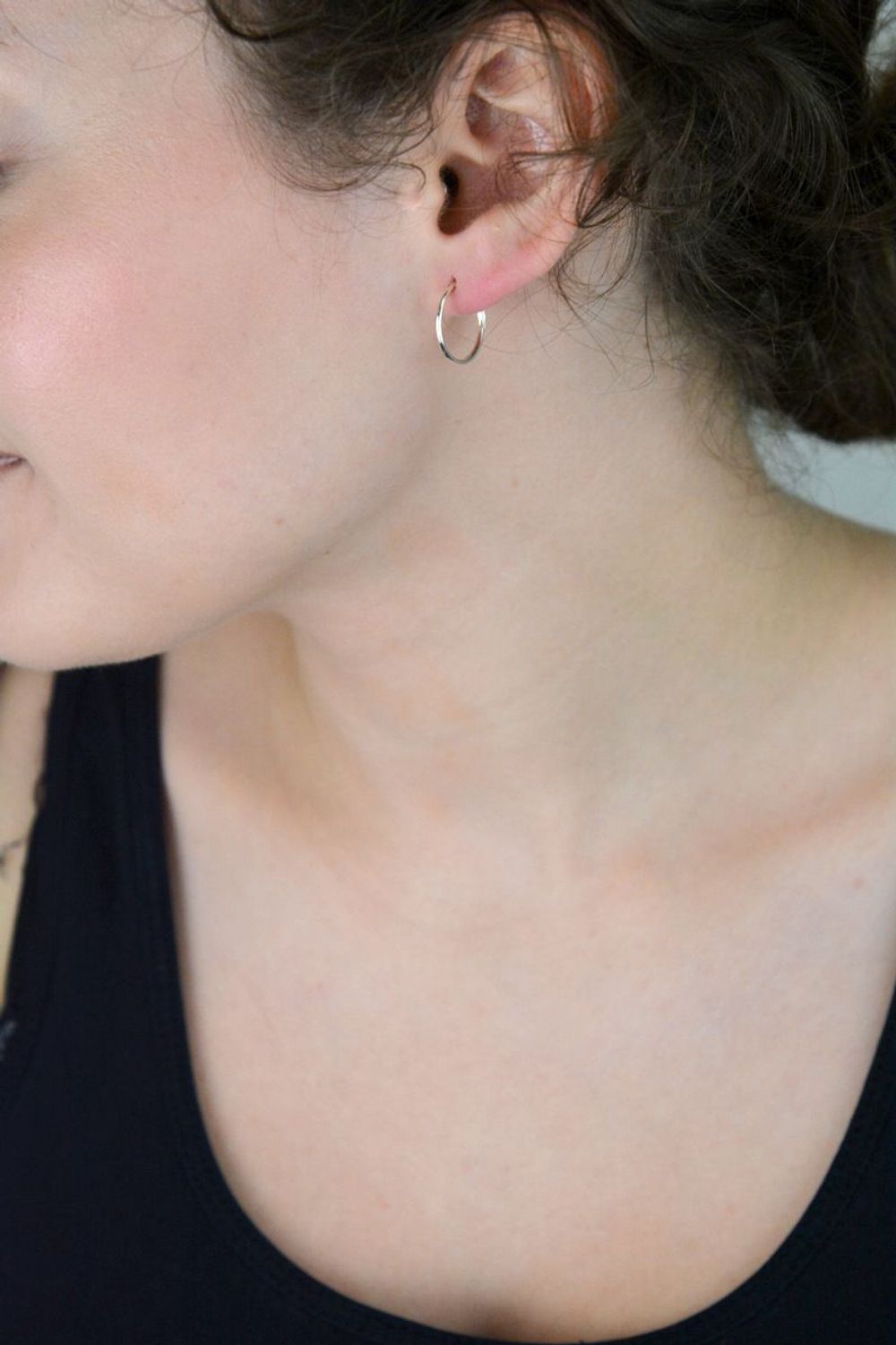 Delikatne kolczyki srebrne 925 w formie gładkich kółek z zapięciem szarnir. Model DIA-KLC-13232-925, długość 1,5 cm, szerokość 1 mm, waga 0,50 g. Minimalizm i komfort na co dzień.1.jpg