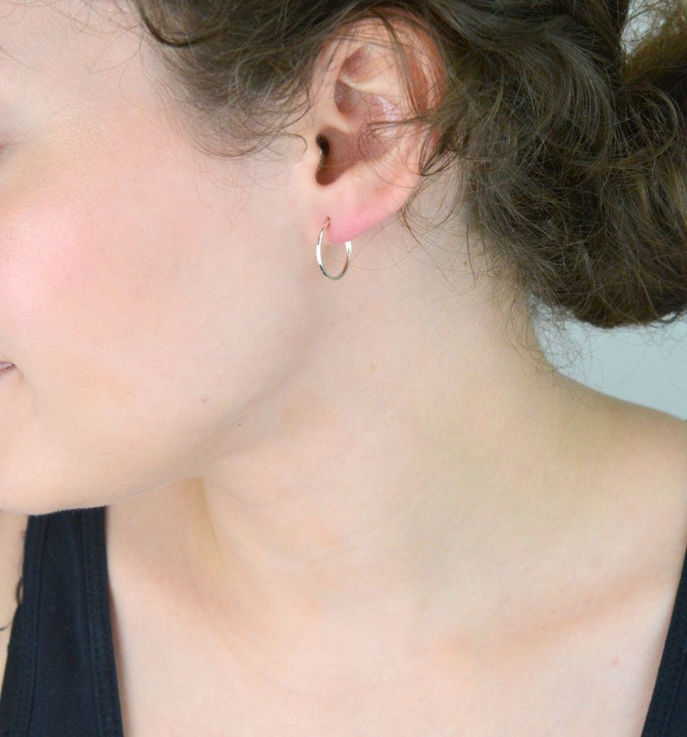 Delikatne kolczyki srebrne 925 w formie gładkich kółek z zapięciem szarnir. Model DIA-KLC-13232-925, długość 1,5 cm, szerokość 1 mm, waga 0,50 g. Minimalizm i komfort na co dzień.1.jpg