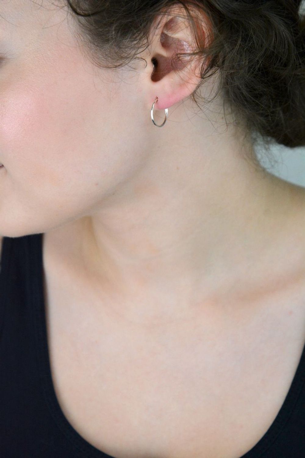 Delikatne kolczyki srebrne 925 w formie gładkich kółek z zapięciem szarnir. Model DIA-KLC-13232-925, długość 1,5 cm, szerokość 1 mm, waga 0,50 g. Minimalizm i komfort na co dzień.1.jpg