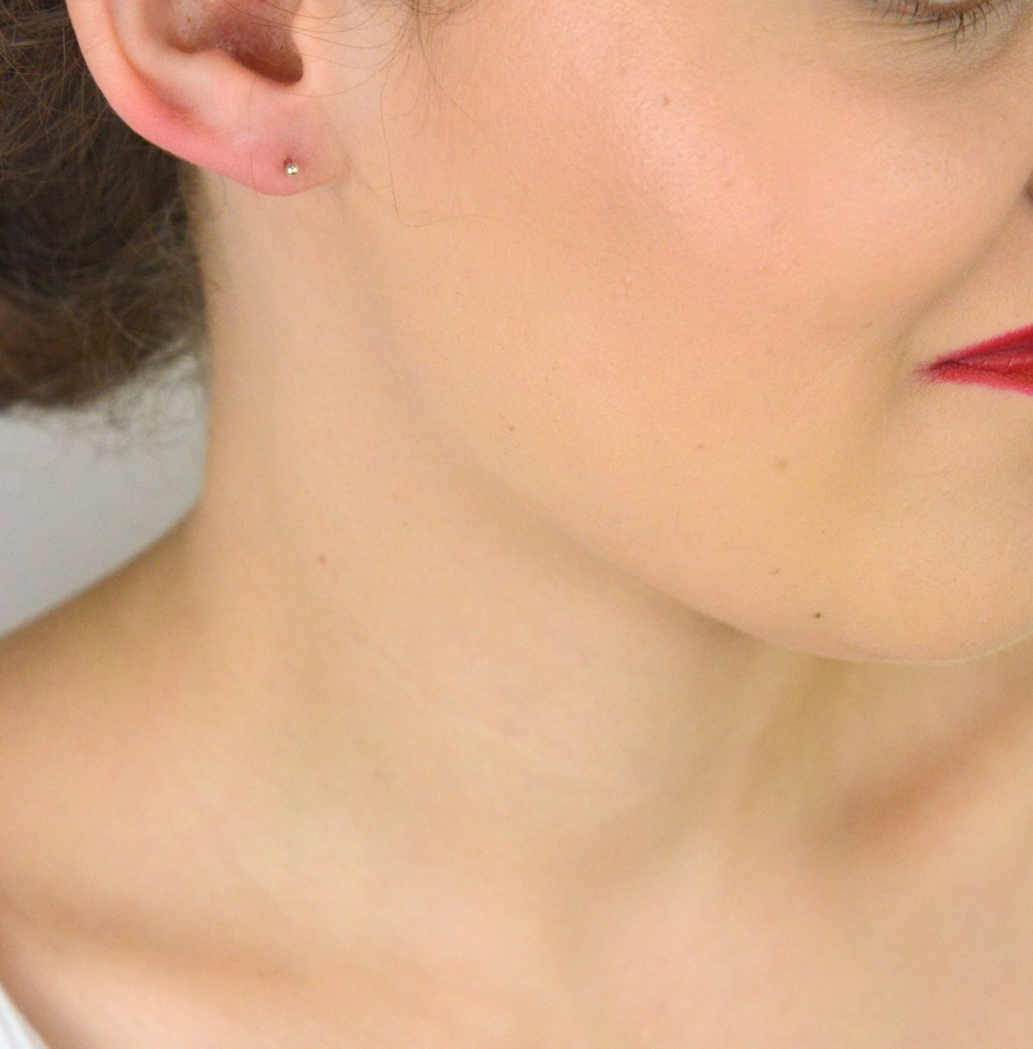 Eleganckie i subtelne srebrne kolczyki damskie próby 925 – model DIA-KLC-13241-925. Delikatne kuleczki o średnicy 2 mm na zapięcie sztyftowe. Idealne na co dzień i na prezent. Sprawdź teraz!1.jpg