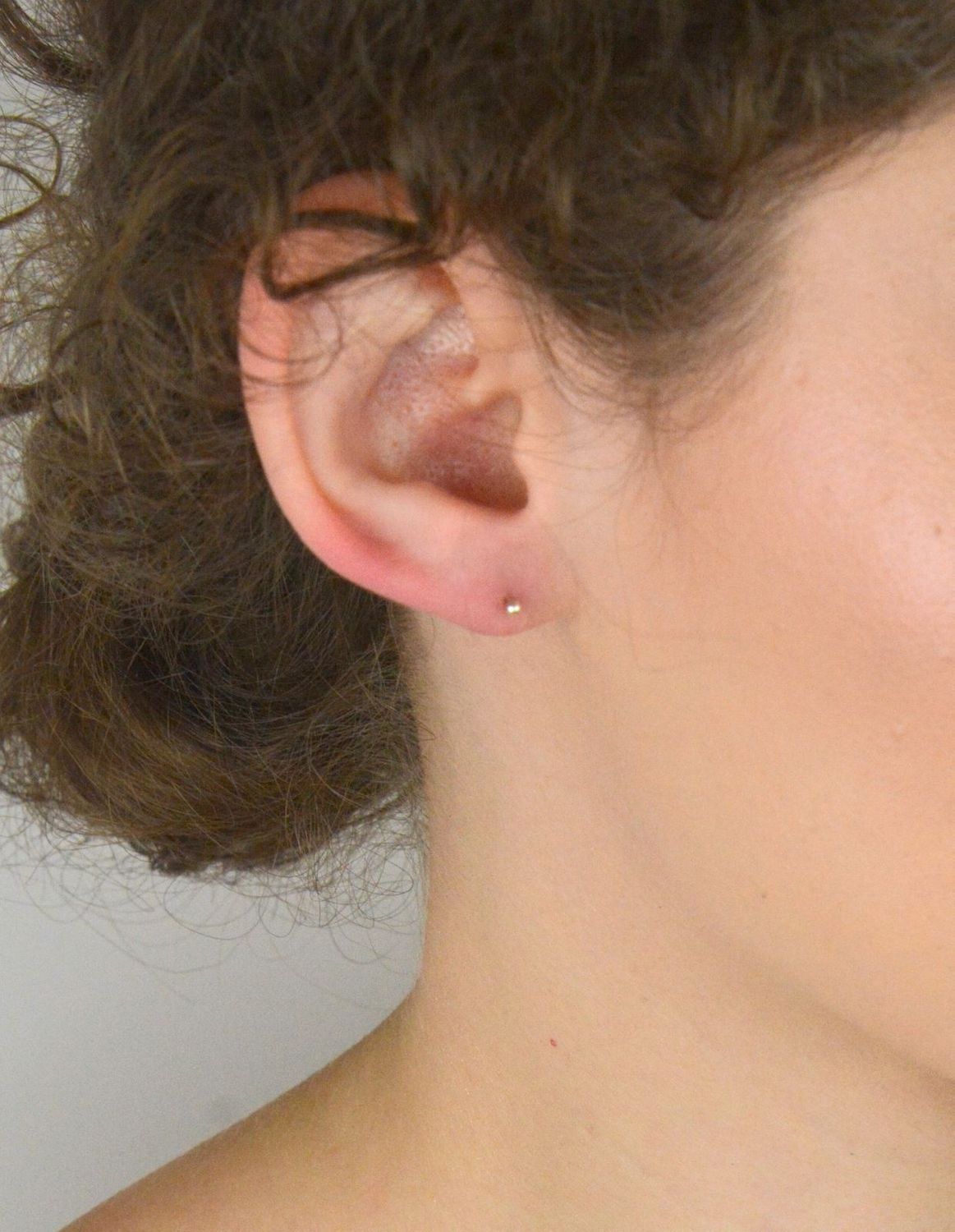 Eleganckie i subtelne srebrne kolczyki damskie próby 925 – model DIA-KLC-13241-925. Delikatne kuleczki o średnicy 2 mm na zapięcie sztyftowe. Idealne na co dzień i na prezent. Sprawdź teraz!1.jpg