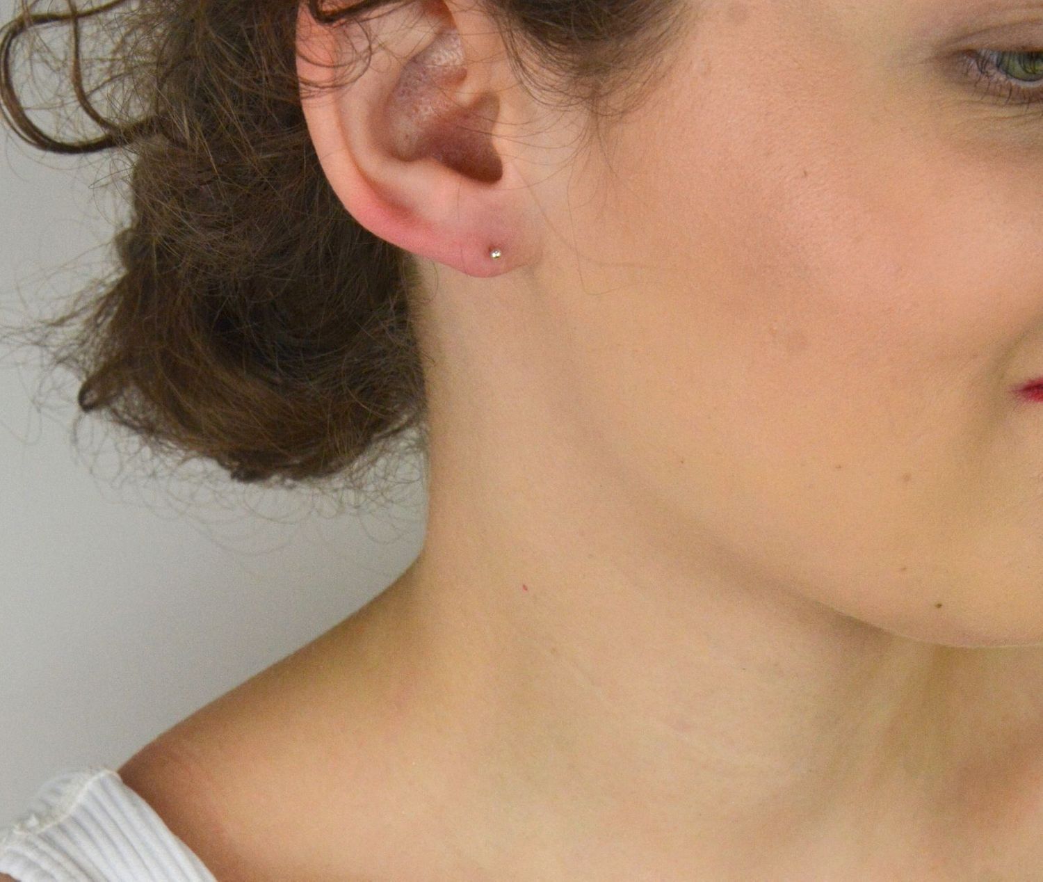 Eleganckie i subtelne srebrne kolczyki damskie próby 925 – model DIA-KLC-13241-925. Delikatne kuleczki o średnicy 2 mm na zapięcie sztyftowe. Idealne na co dzień i na prezent. Sprawdź teraz!1.jpg