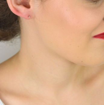 Eleganckie i subtelne srebrne kolczyki damskie próby 925 – model DIA-KLC-13241-925. Delikatne kuleczki o średnicy 2 mm na zapięcie sztyftowe. Idealne na co dzień i na prezent. Sprawdź teraz! (1).JPG