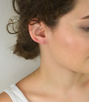 Eleganckie i subtelne srebrne kolczyki damskie próby 925 – model DIA-KLC-13241-925. Delikatne kuleczki o średnicy 2 mm na zapięcie sztyftowe. Idealne na co dzień i na prezent. Sprawdź teraz! (2).JPG