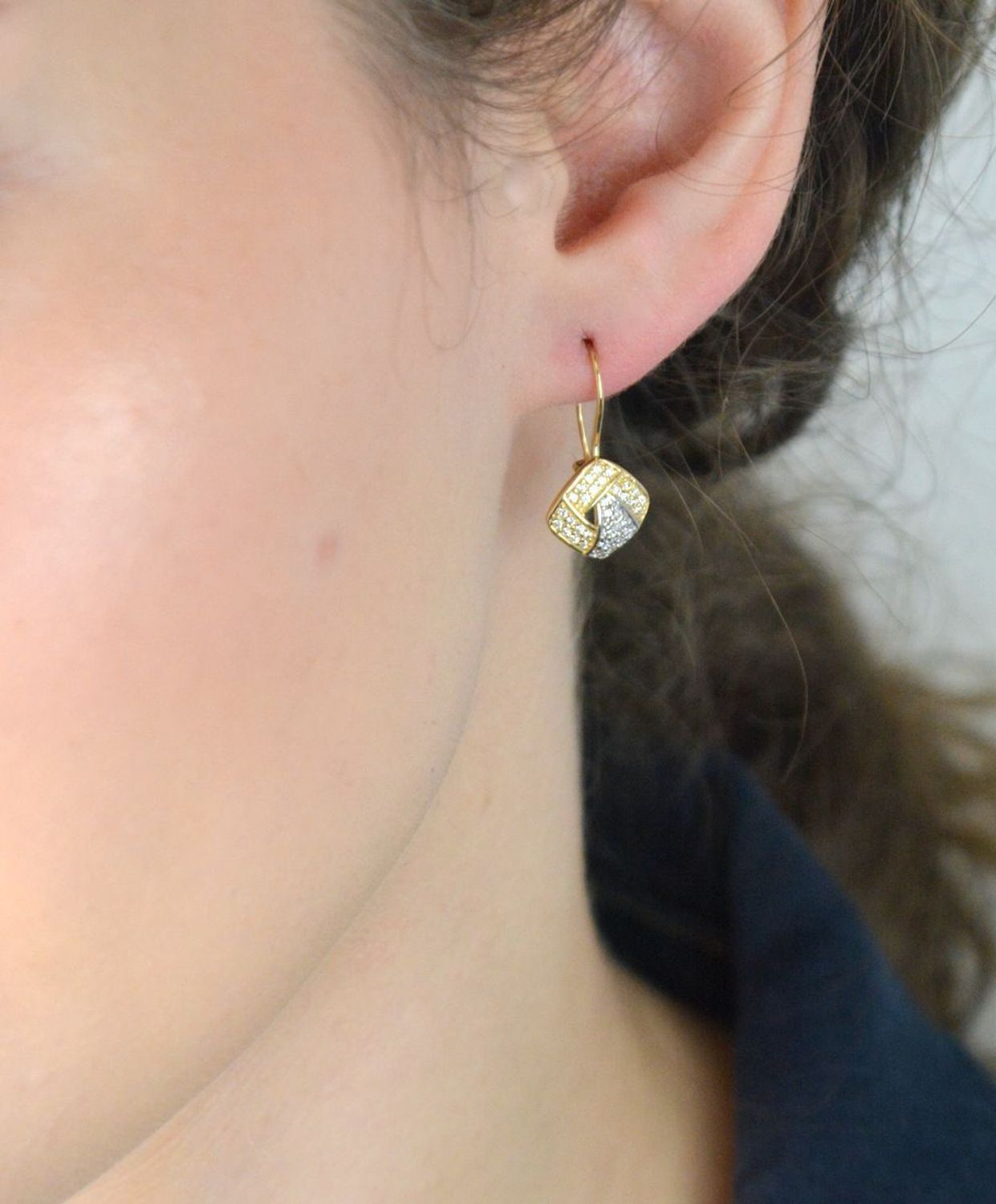 Złote kolczyki damskie próby 585 wiszące, zdobione białymi cyrkoniami. Model DIA-KLC-13264-585 – 2,10g, długość 2,2 cm. Lekka, elegancka biżuteria na co dzień i na prezent.1.jpg