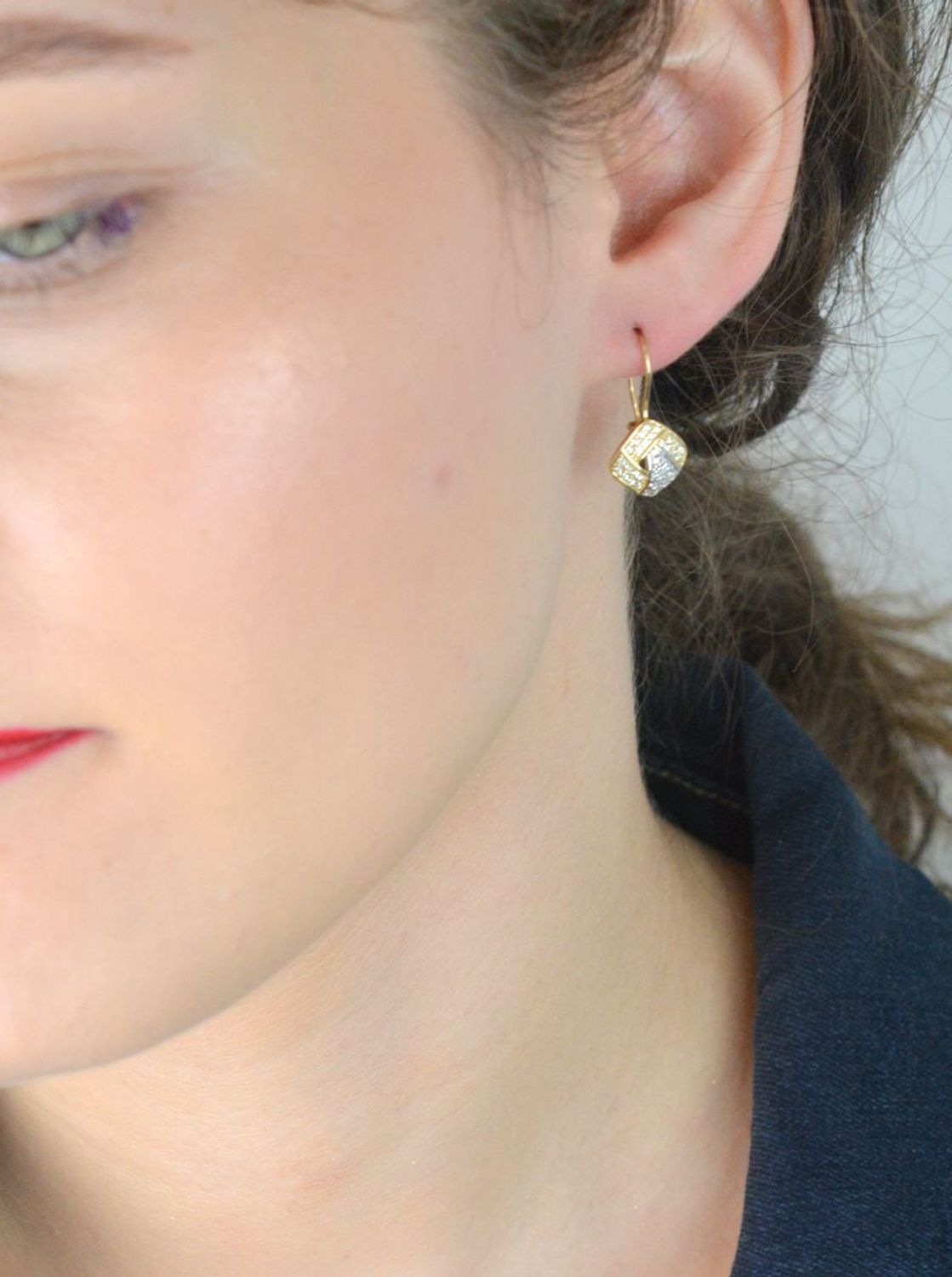 Złote kolczyki damskie próby 585 wiszące, zdobione białymi cyrkoniami. Model DIA-KLC-13264-585 – 2,10g, długość 2,2 cm. Lekka, elegancka biżuteria na co dzień i na prezent.1.jpg