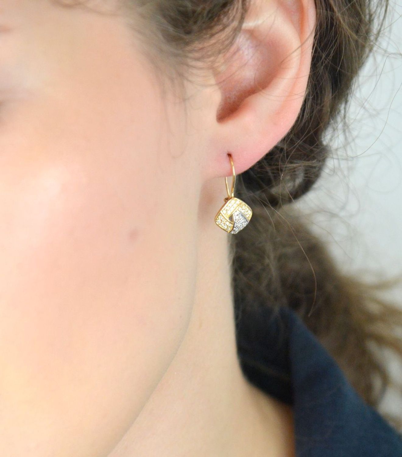 Złote kolczyki damskie próby 585 wiszące, zdobione białymi cyrkoniami. Model DIA-KLC-13264-585 – 2,10g, długość 2,2 cm. Lekka, elegancka biżuteria na co dzień i na prezent.1.jpg