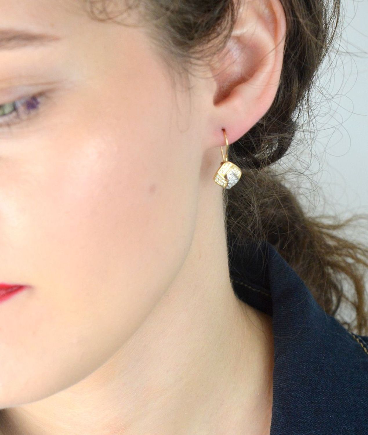 Złote kolczyki damskie próby 585 wiszące, zdobione białymi cyrkoniami. Model DIA-KLC-13264-585 – 2,10g, długość 2,2 cm. Lekka, elegancka biżuteria na co dzień i na prezent.1.jpg