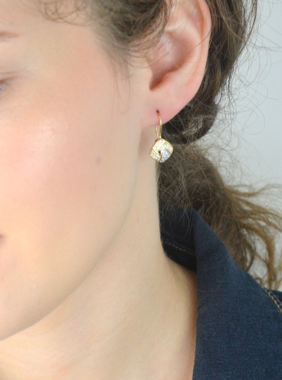 Złote kolczyki damskie próby 585 wiszące, zdobione białymi cyrkoniami. Model DIA-KLC-13264-585 – 2,10g, długość 2,2 cm. Lekka, elegancka biżuteria na co dzień i na prezent.1.jpg