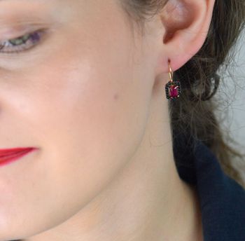 Złote kolczyki damskie próby 585, wiszące prostokątne z różową cyrkonią i czarnymi kamieniami. Waga 2,00g, długość 2,0 cm. Stylowa, wyrazista biżuteria z klasą (1).JPG