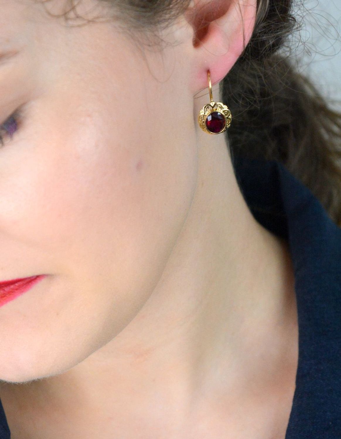 Eleganckie złote kolczyki damskie próby 585 z owalną formą i czerwoną cyrkonią. Model DIA-KLC-13266-585 – 3,71g, długość 2,5 cm, bigiel. Idealne na prezent!1.jpg