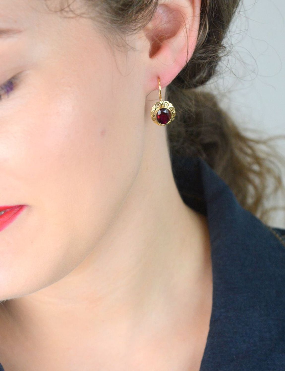 Eleganckie złote kolczyki damskie próby 585 z owalną formą i czerwoną cyrkonią. Model DIA-KLC-13266-585 – 3,71g, długość 2,5 cm, bigiel. Idealne na prezent!1.jpg