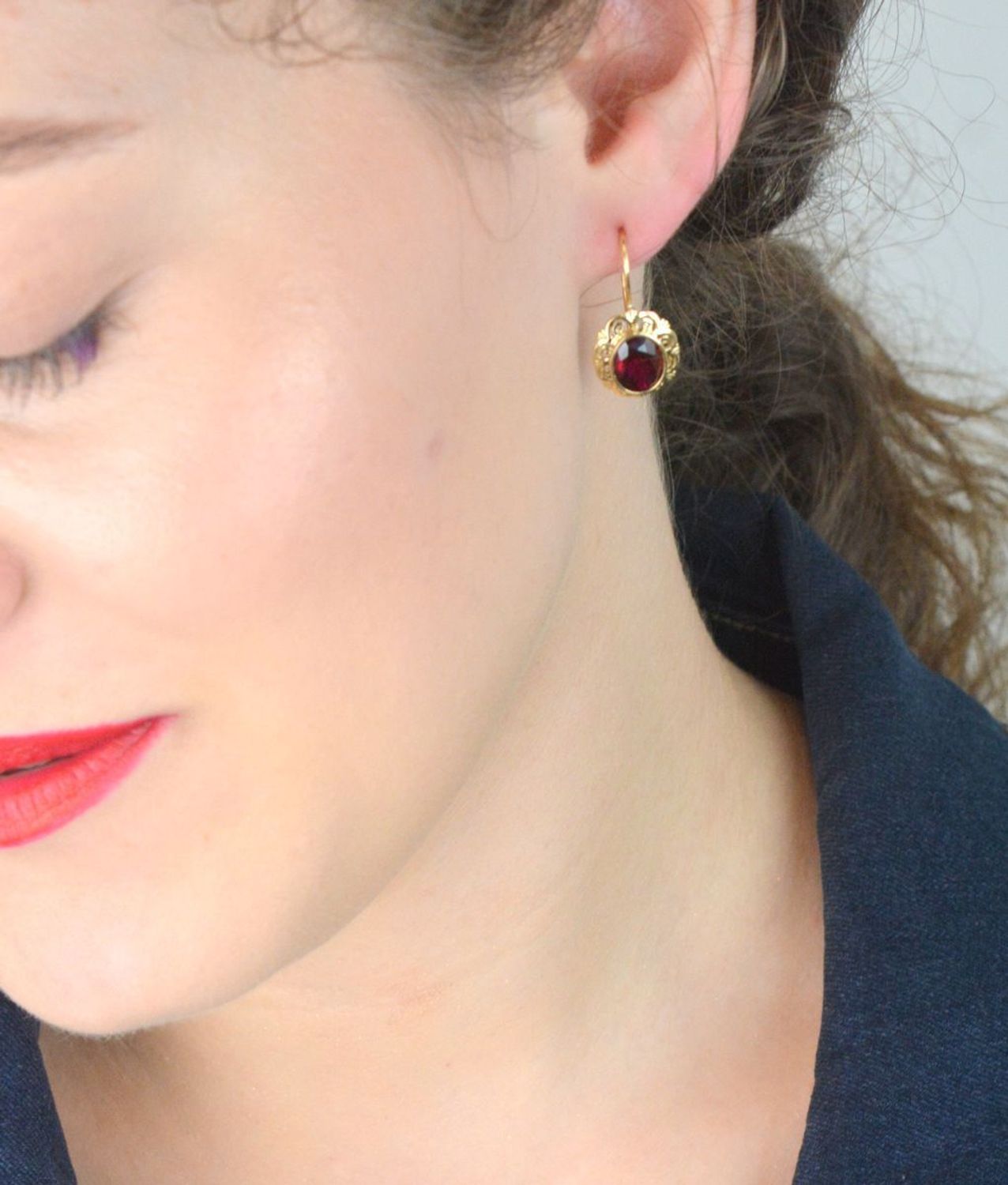 Eleganckie złote kolczyki damskie próby 585 z owalną formą i czerwoną cyrkonią. Model DIA-KLC-13266-585 – 3,71g, długość 2,5 cm, bigiel. Idealne na prezent!1.jpg