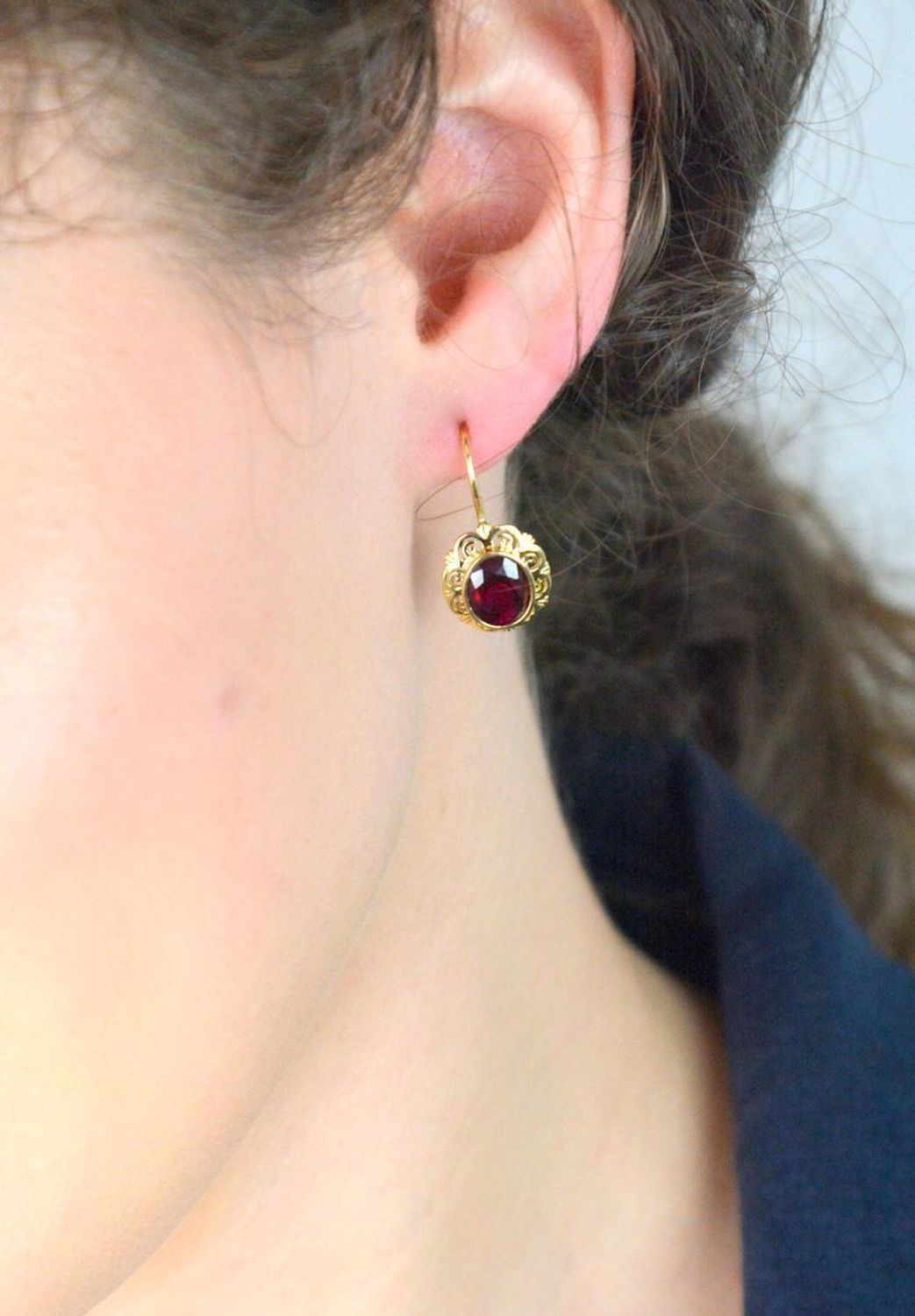 Eleganckie złote kolczyki damskie próby 585 z owalną formą i czerwoną cyrkonią. Model DIA-KLC-13266-585 – 3,71g, długość 2,5 cm, bigiel. Idealne na prezent!1.jpg