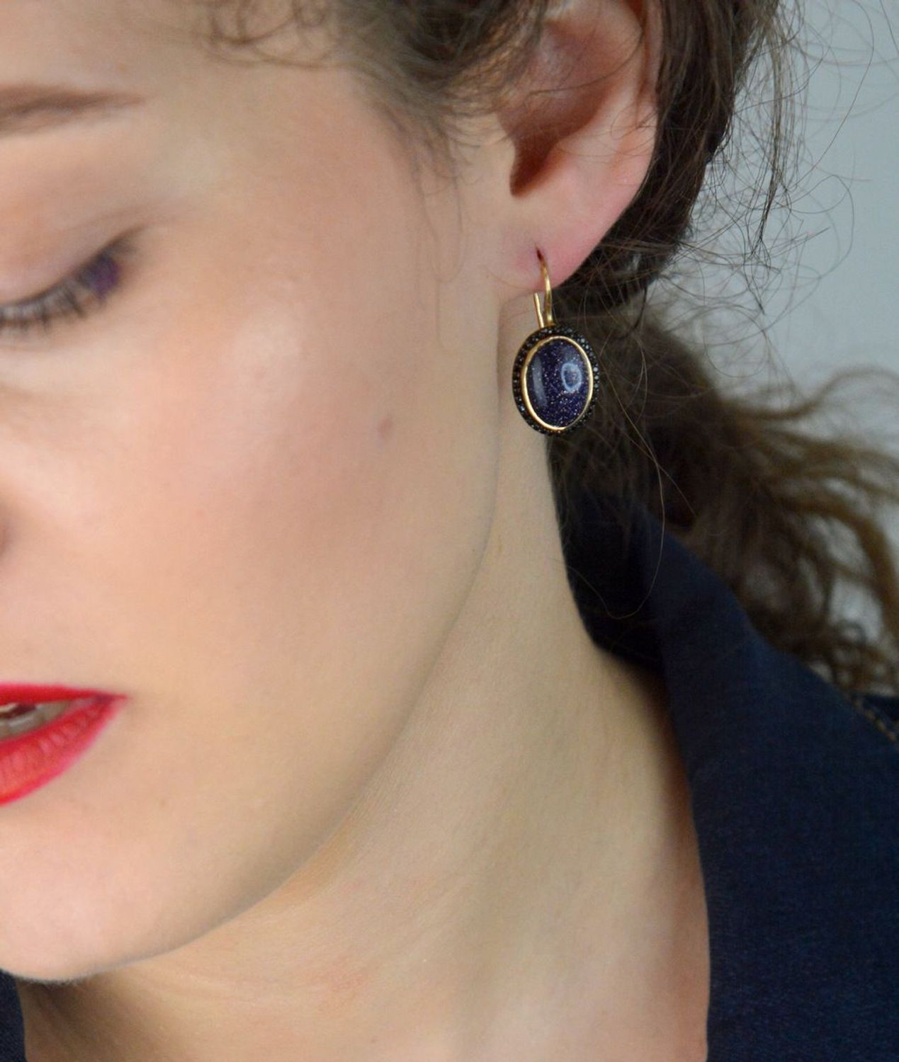 Złote kolczyki damskie próby 585 z kamieniem noc kairu i czarnymi cyrkoniami. Model DIA-KLC-13268-585 – 4,88g, długość 2,8 cm, bigiel. Stylowa biżuteria o głębokim blasku.1.jpg