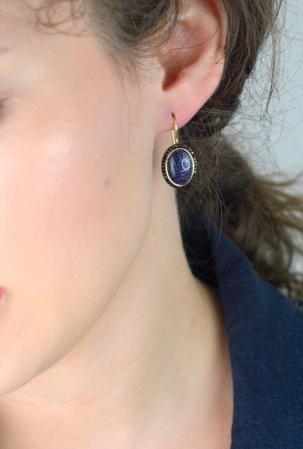 Złote kolczyki damskie próby 585 z kamieniem noc kairu i czarnymi cyrkoniami. Model DIA-KLC-13268-585 – 4,88g, długość 2,8 cm, bigiel. Stylowa biżuteria o głębokim blasku.1.jpg