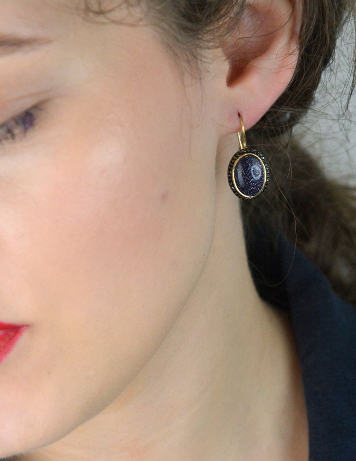 Złote kolczyki damskie próby 585 z kamieniem noc kairu i czarnymi cyrkoniami. Model DIA-KLC-13268-585 – 4,88g, długość 2,8 cm, bigiel. Stylowa biżuteria o głębokim blasku.1.jpg