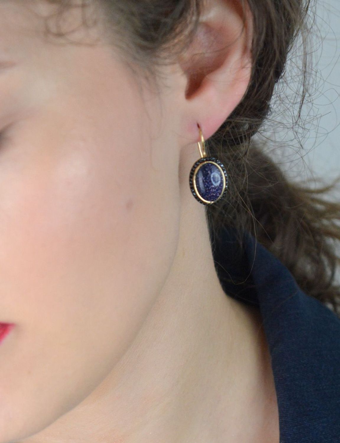 Złote kolczyki damskie próby 585 z kamieniem noc kairu i czarnymi cyrkoniami. Model DIA-KLC-13268-585 – 4,88g, długość 2,8 cm, bigiel. Stylowa biżuteria o głębokim blasku.1.jpg