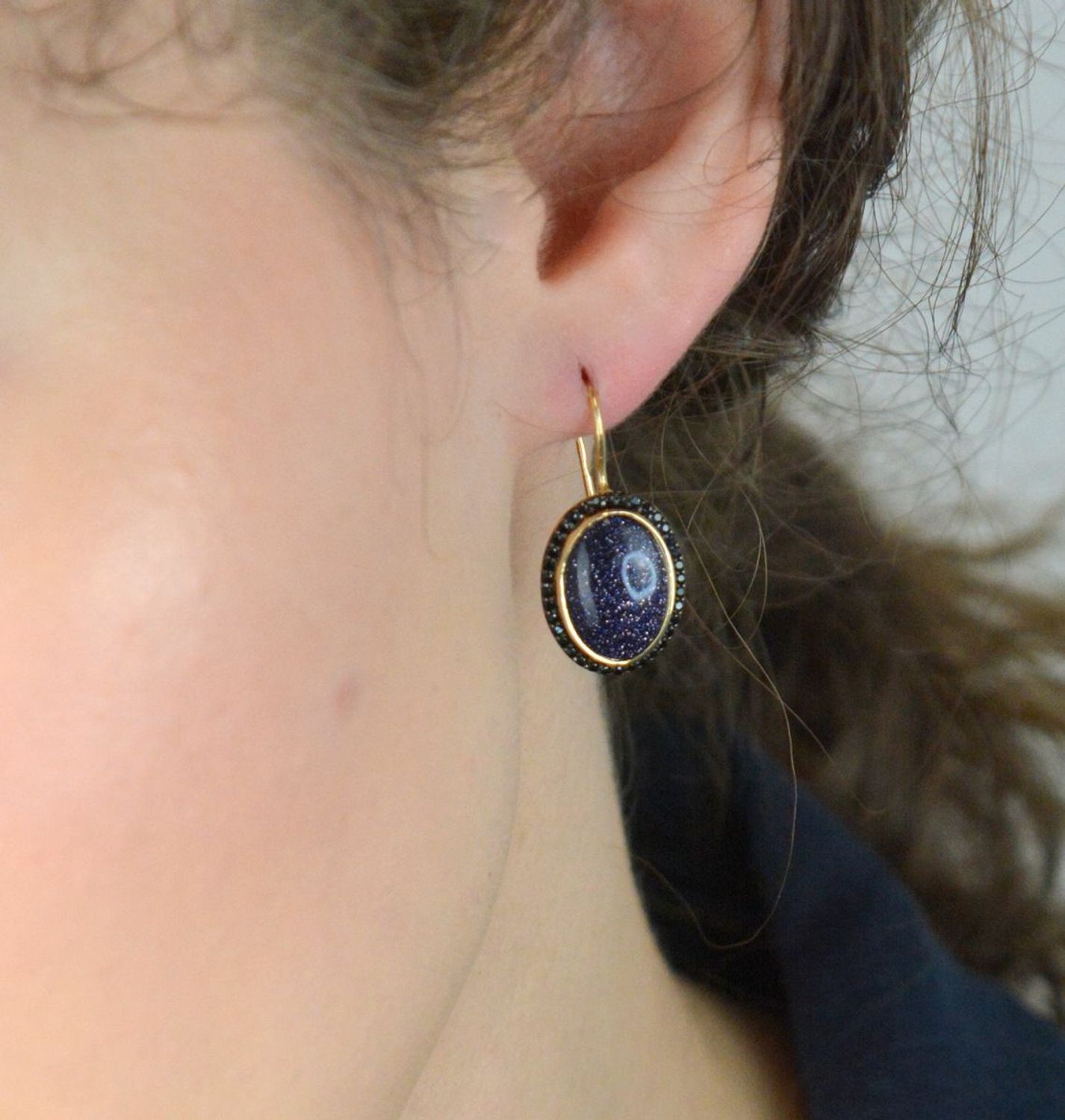 Złote kolczyki damskie próby 585 z kamieniem noc kairu i czarnymi cyrkoniami. Model DIA-KLC-13268-585 – 4,88g, długość 2,8 cm, bigiel. Stylowa biżuteria o głębokim blasku.1.jpg