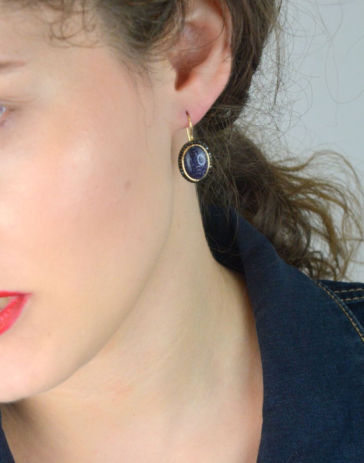 Złote kolczyki damskie próby 585 z kamieniem noc kairu i czarnymi cyrkoniami. Model DIA-KLC-13268-585 – 4,88g, długość 2,8 cm, bigiel. Stylowa biżuteria o głębokim blasku.1.jpg