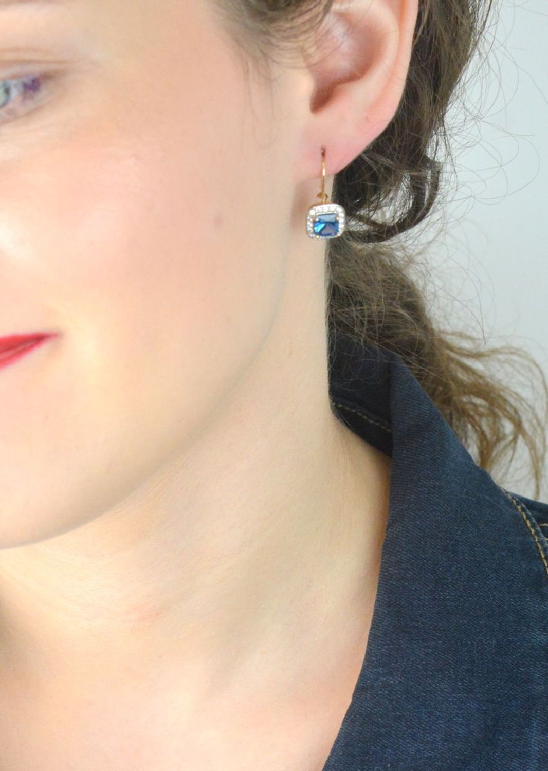 Złote kolczyki damskie próby 585, kwadratowe z dużą niebieską i mniejszymi białymi cyrkoniami. Model DIA-KLC-13270-585 – 3,24g, długość 2,0 cm. Stylowy wybór na prezent i specjalne okazje.1.jpg