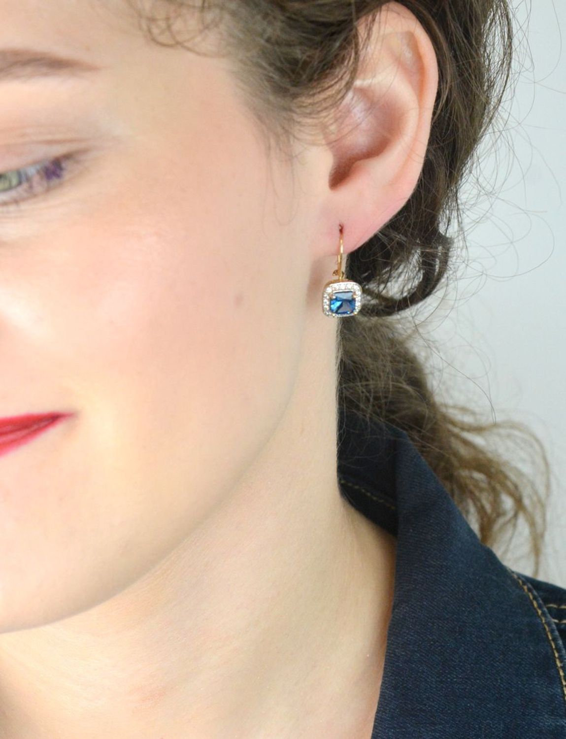 Złote kolczyki damskie próby 585, kwadratowe z dużą niebieską i mniejszymi białymi cyrkoniami. Model DIA-KLC-13270-585 – 3,24g, długość 2,0 cm. Stylowy wybór na prezent i specjalne okazje.1.jpg