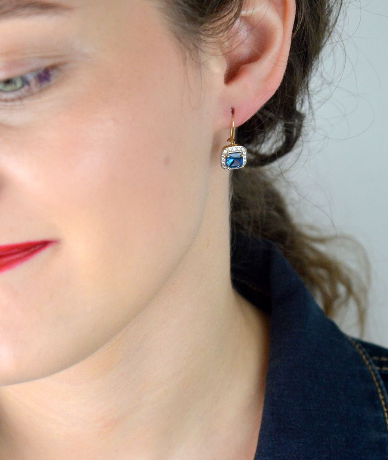 Złote kolczyki damskie próby 585, kwadratowe z dużą niebieską i mniejszymi białymi cyrkoniami. Model DIA-KLC-13270-585 – 3,24g, długość 2,0 cm. Stylowy wybór na prezent i specjalne okazje.1.jpg