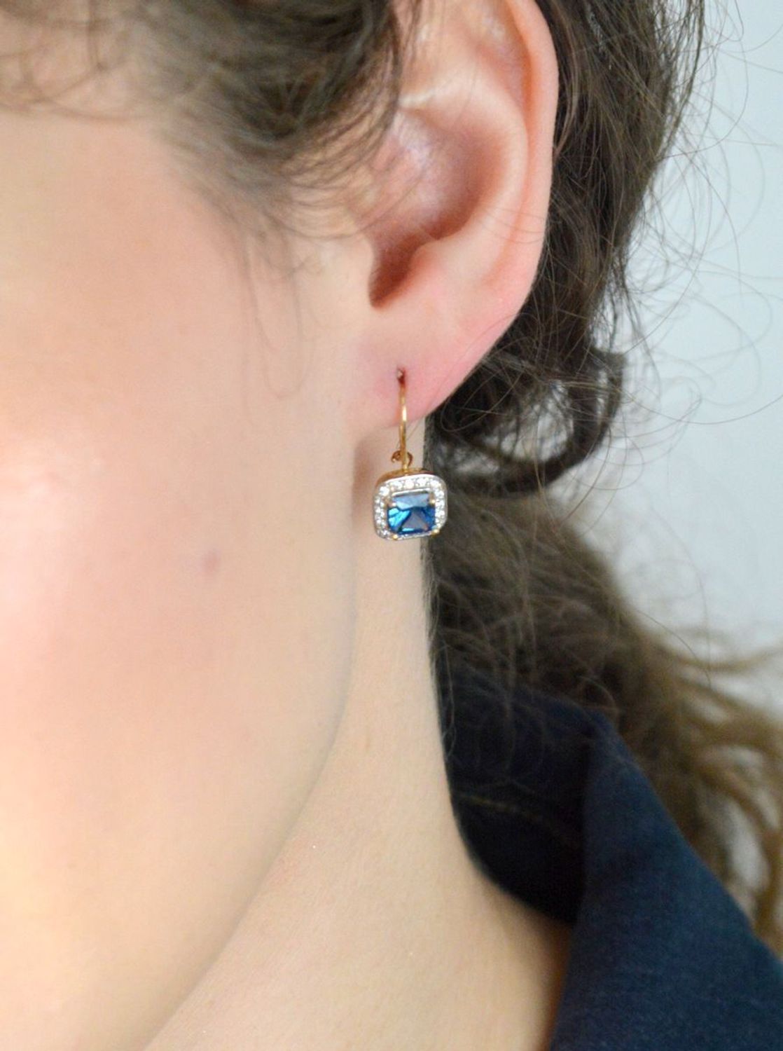 Złote kolczyki damskie próby 585, kwadratowe z dużą niebieską i mniejszymi białymi cyrkoniami. Model DIA-KLC-13270-585 – 3,24g, długość 2,0 cm. Stylowy wybór na prezent i specjalne okazje.1.jpg