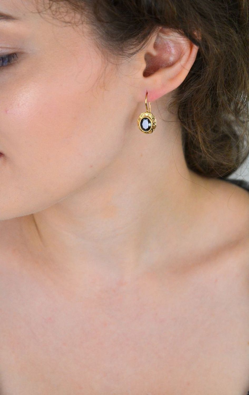 Złote kolczyki damskie próby 585 owalne z czarną cyrkonią. Model DIA-KLC-13271-585 – 4,03g, długość 2,5 cm, bigiel. Klasyka z nutą oryginalności.1.jpg