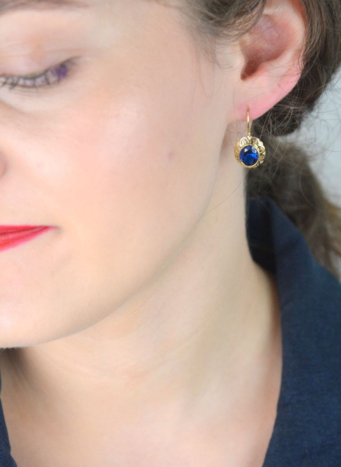 Złote kolczyki damskie próby 585 z granatową cyrkonią i biglem angielskim. Model DIA-KLC-13272-585, 3,58g, długość 2,5 cm – ponadczasowa elegancja w najlepszym wydaniu.1.jpg